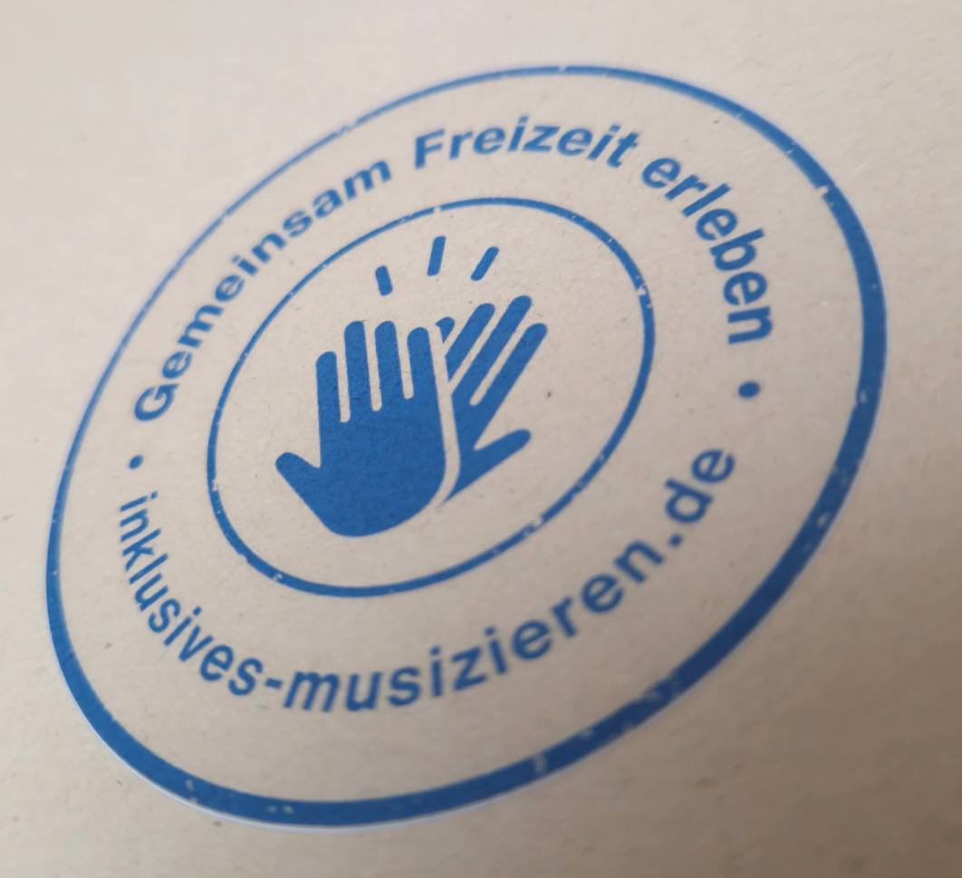 Auf weißem Untergrund ist ein blauer Stempel mit der Aufschrift 