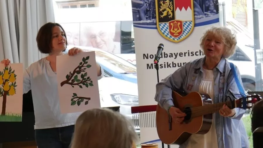 Zwei Musikerinnen machen ein Konzert für Menschen mit Demenz.